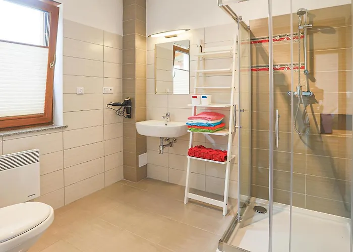 Сasa de vacaciones 3 Bedroom Awesome In Mscicie Mścice